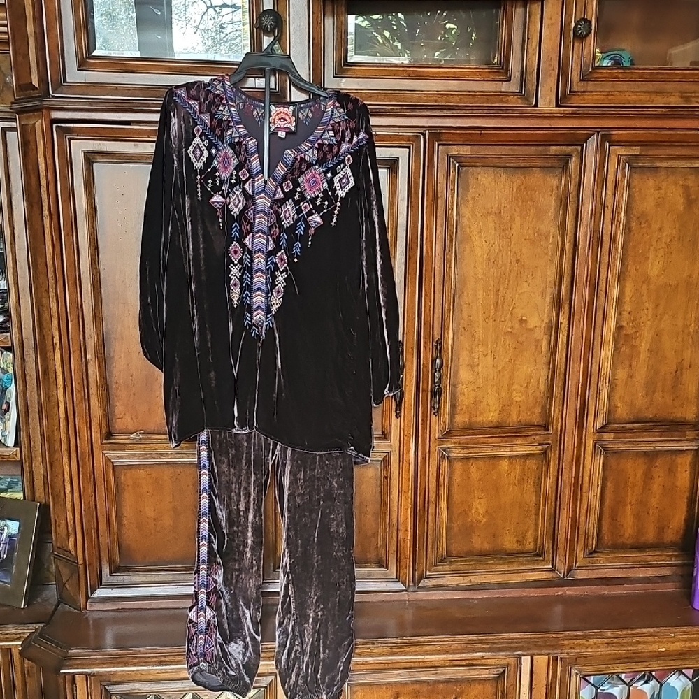 JOHNNY WAS PURPLE  Velvet Embroidered Two-Piece Set. XL top/MD pants! Like new!